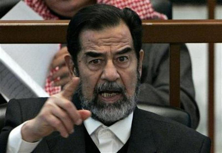Saddam Hussein: Saddam Hussein là Tổng thống Iraq trong khoảng thời gian từ năm 1979 đến năm 2003. Theo cuộc điều tra của Thượng viện Mỹ, Saddam Hussein đã biển thủ 21 tỷ USD.