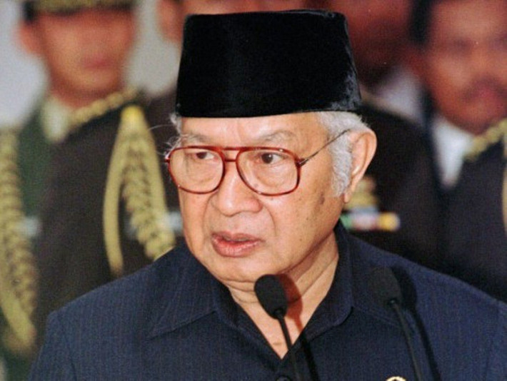 Mohamed Suharto: Ông là Tổng thống Indonesia trong khoảng thời gian từ năm 1967 đến 1998. Tổ chức Minh bạc Quốc tế ước tính, số tiền mà ông Suharto đã tham ô là từ 15 tỷ USD đến 35 tỷ USD trong 32 năm cầm quyền.