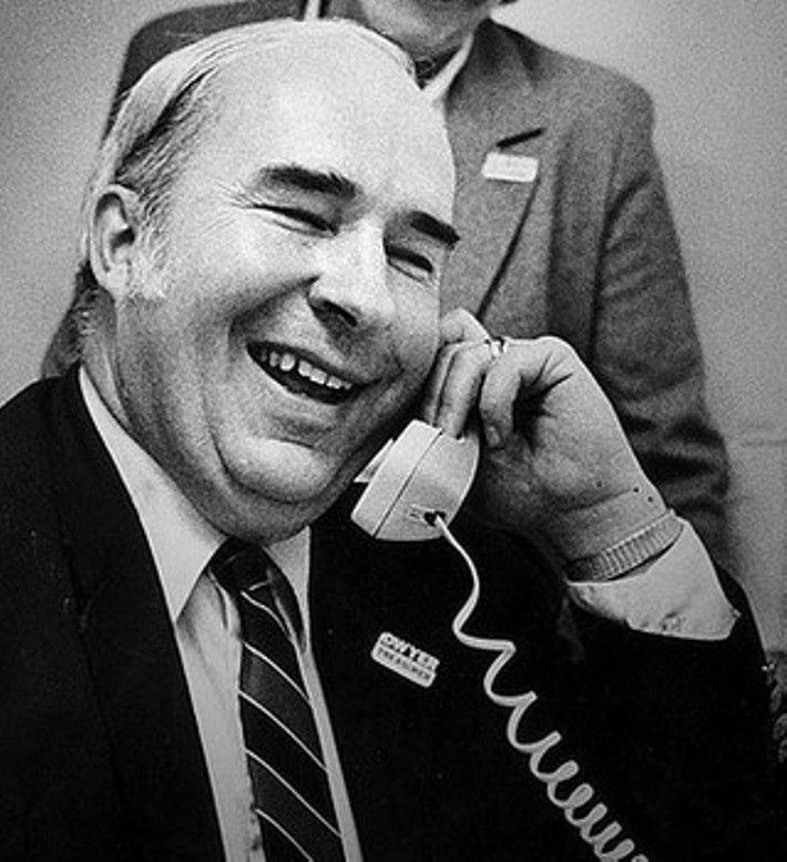 Budd Dywer: Budd Dywer là nghị sĩ thuộc Đảng Cộng hòa (Mỹ) trong khoảng thời gian từ năm 1965 đến 1970 và 1971 đến 1981. Ông bị cáo buộc nhận hối lộ 300 nghìn USD từ một công ty tư nhân.