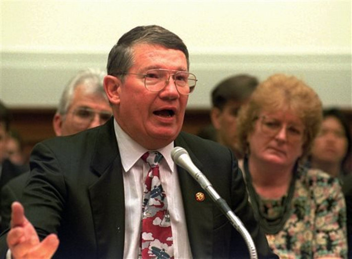 Randy Duke Cunningham: Là nghị sĩ Đảng Cộng hòa (Mỹ) trong khoảng thời gian từ năm 1991 cho đến khi từ chức vào năm 2005 với cáo buộc nhận hối lộ. Ông đã nhận số tiền hối lộ lên tới 2,4 triệu USD để mua nhà, siêu xe và du thuyền,... Năm 2006, Randy bị kết án 8 năm tù giam và ông được ra tù năm 2013.