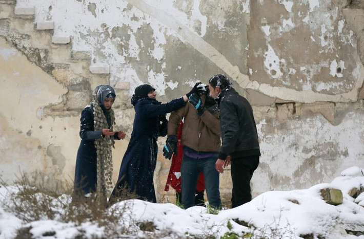 Người dân chơi đùa với tuyết ở thành phố Aleppo, Syria ngày 11/1/2015