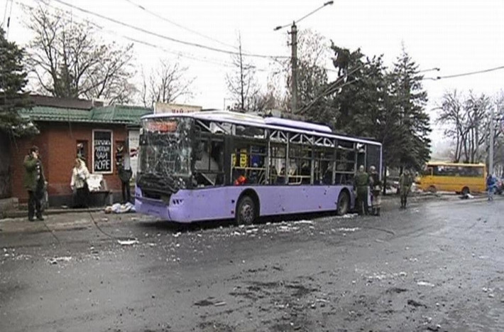 Hình ảnh chiếc xe buýt bị phá hủy ở Donetsk, Ukraine ngày 22/1/2015.