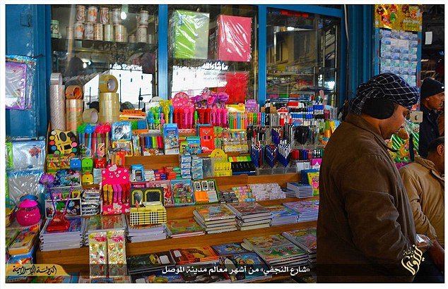 Quầy văn phòng phẩm ở Mosul. Dường như chiến tranh không ngăn cản những người bán hàng làm công việc thường ngày của mình.