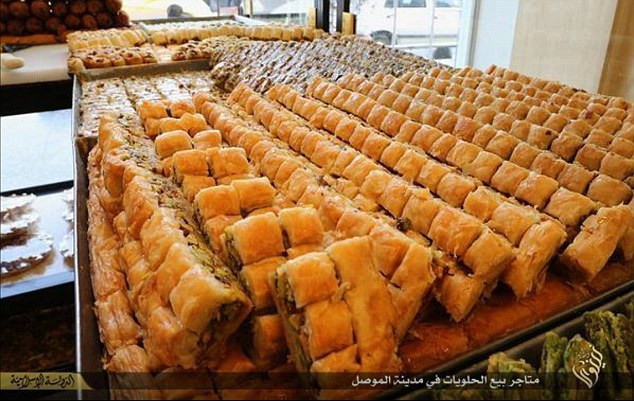 Một khay bánh ngọt tại một cửa hàng bánh ở Mosul.