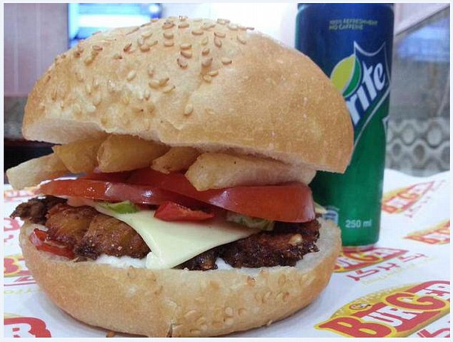 Và họ cũng có những chiếc bánh Hamburger cùng với nước giải khát như nhiều nơi khác trên thế giới.