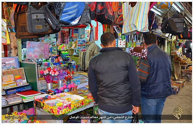 Các sạp hàng vẫn bán hàng như bình thường mặc dù chiến sự quanh Mosul hàng ngày diễn ra rất ác liệt.