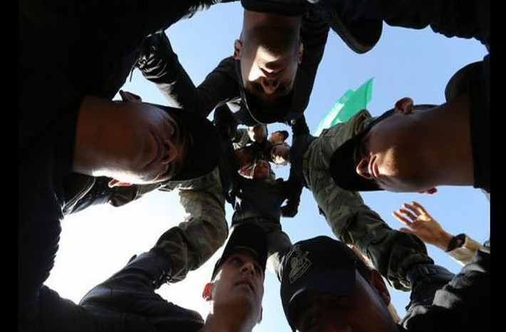 Washington Post dẫn lời 1 sĩ quan Qassam tên Abu Mujahed: “Các trại huấn luyện được thiết kế để đáp ứng nhu cầu của giới trẻ là tham gia 1 hoạt động gì đó”.