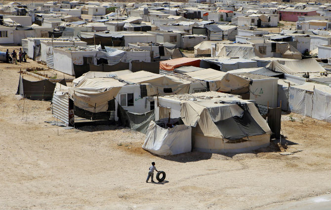Từ khi nội chiến Syria bắt đầu nổ ra, hơn 600 nghìn người dân nước này đã di cư sang Jordan. Bức ảnh chụp một bé trai Syria đang chơi với chiếc lốp xe tại một khu trại tị nạn Zaatari, gần Mafrad, Jordan.