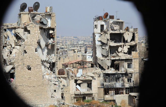 Hàng triệu người dân Syria đã phải trốn chạy khỏi đất nước chìm trong chiến tranh hơn bốn năm. Bức ảnh được chụp ngày 30/7/2015 cho thấy những ngôi nhà ở Karma al-Jabal bị tàn phá.