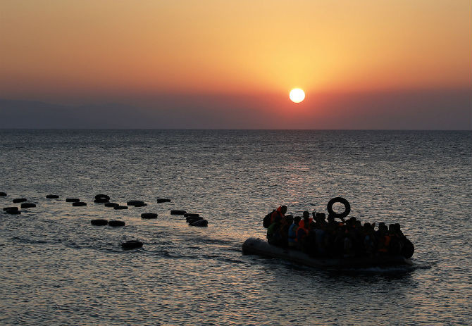 Con bè chở người dân ti nạn Syria đã đến được đảo Kos, Hy Lạp, sau khi đi qua biển Aegean.