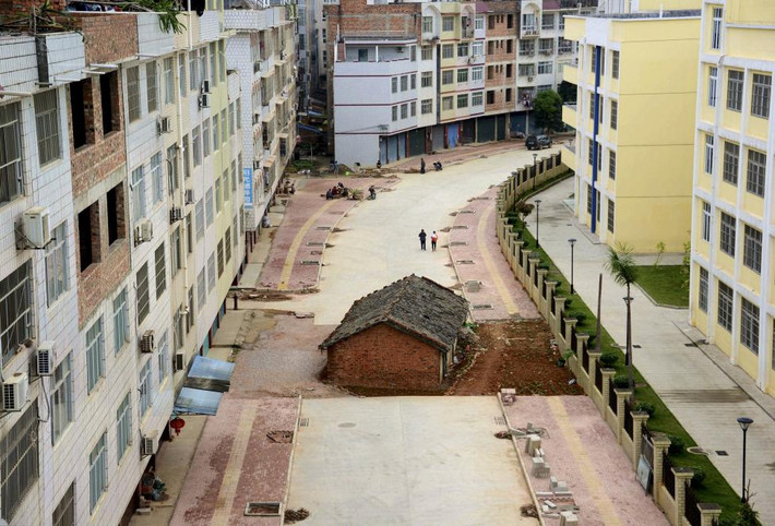 Một ngôi nhà vẫn "ngoan cường bám trụ" lại giữa con đường được xây dựng tại Nam Ninh, khu tự trị Quảng Tây, Trung Quốc (10/4/2015).