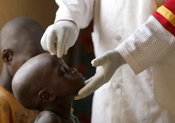 Một đứa trẻ được cứu thoát từ tay phiến quân Boko Haram trong khu rừng Sambisa đang được khám chữa tại một bệnh viện ở trại tị nạn Yola, Nigeria.