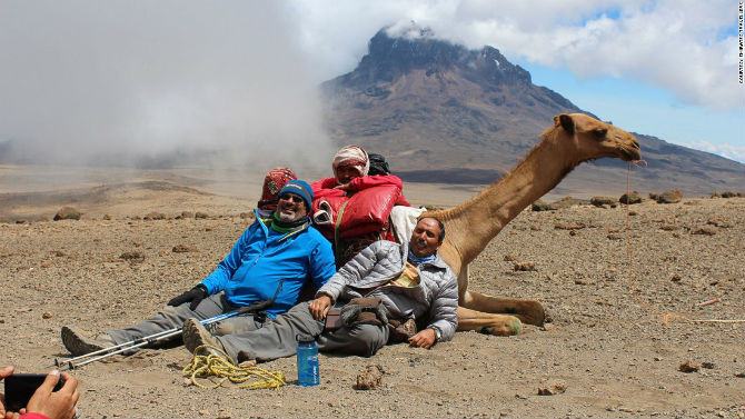 Awad Mohammed Majrin đến từ Dubai cùng đồng đội đã có chuyến hành trình chinh phục núi Kilimanjaro bằng lạc đà.