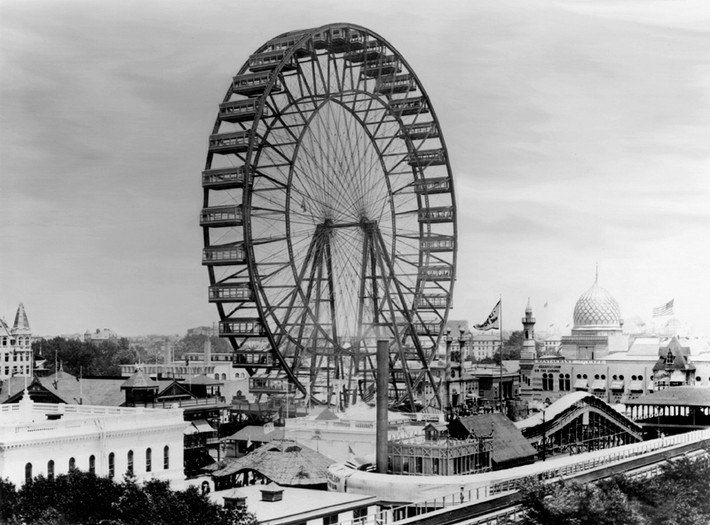 "Bánh xe đu quay" được khai trương tại Hội chợ Thế giới tại Chicago năm 1893. Chiếc đu quay khổng lồ đầu tiên này cao 80m, nặng hơn 71 tấn và có khả năng chứa được 2.000 người.
