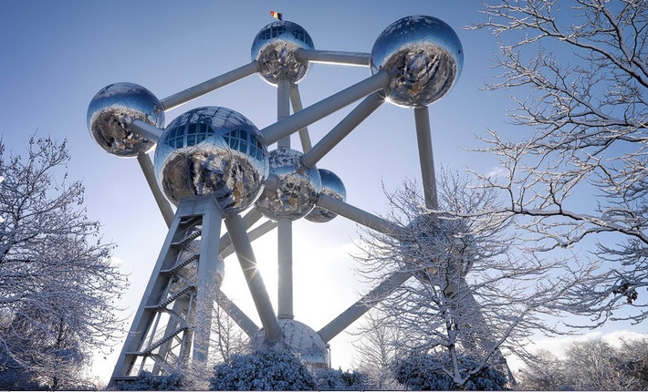 The Atomium (Brussels) - Cấu trúc đa tầng này được lấy cảm hứng từ buổi bình minh của Kỷ nguyên Nguyên Tử, được xây dựng với độ cao 335 ft (khoảng 102m). Công trình tuyệt đẹp này được xây dựng để phô bày sức mạnh công nghệ của Bỉ tại Hội chợ Expo 58.