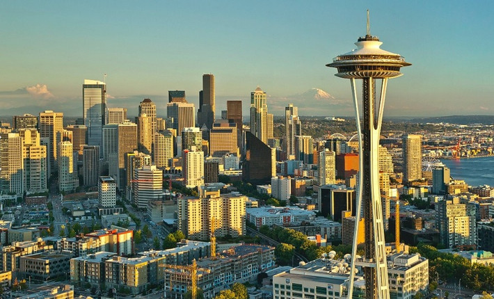 Space Needle là tòa tháp biểu tượng của Seattle, Washington, cao 605 feet (khoảng 184m). Tọa lạc ở Trung tâm thành phố, tháp được xây dựng để chào mừng Expo 1962.