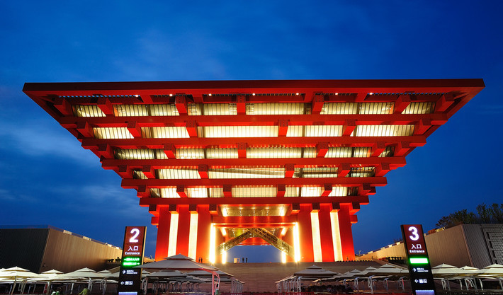 China Pavillion (Thượng Hải) - Công trình trị giá khoảng 220 triệu USD. Công trình này lấy cảm hứng từ vương miện Trung Quốc cổ đại.