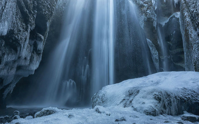 Nhắc đến những cảnh đẹp mê hồn của Iceland không thể không bỏ qua thác nước đóng băng Glufrabui ở miền nam nước này.