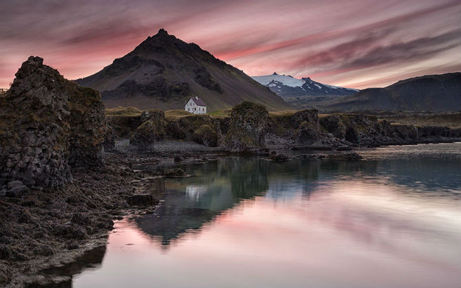 Cảnh hoàng hôn ở Arnarstapi, phía tây Iceland. Đây là ngôi làng chài nhỏ ở chân núi Stapafell, nằm giữa làng Hellnar và Breidavik.