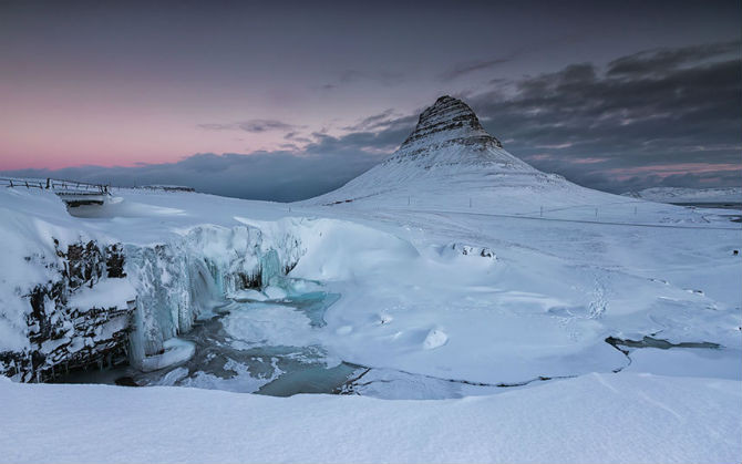 Cảnh bình minh trên núi Kirkjufell, phía tây Iceland.