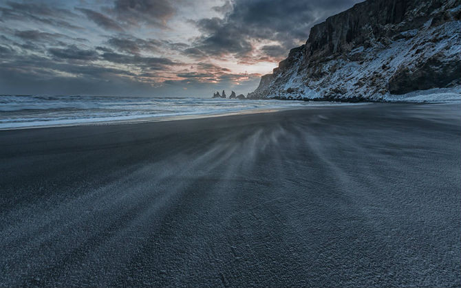 Bãi biển đen ở làng Vik, miền nam Iceland.