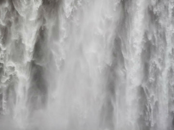 Skogafoss nằm ở bờ biển phía nam Iceland là một trong những thác nước lớn nhất nước này với độ cao 60 mét. Cầu vồng thường xuất hiện vào những ngày nắng ở đây.