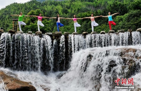 Các mỹ nữ Trung Quốc tập yoga tại thác nước ở Thung lũng Wolong, huyện Wuyuan