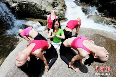 Wolong đã thu hút một số lượng lớn các học viên yoga đang tìm kiếm một địa điểm tuyệt vời cho các bài tập thở.