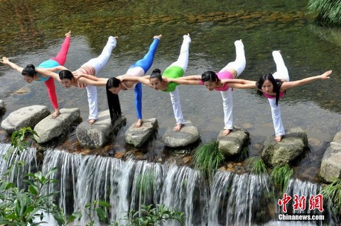Yoga làm giảm căng thẳng và giúp các học viên tập trung năng lượng của họ theo phương pháp tích cực