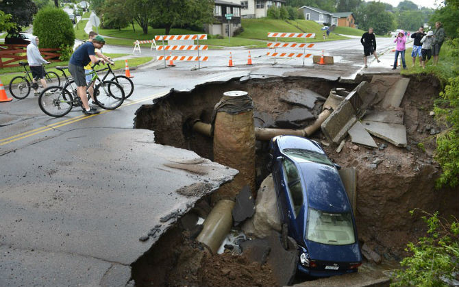 Chiếc ô tô rơi xuống hố khổng lồ ở Duluth, Minnesota, Mỹ hồi tháng 6/2012.