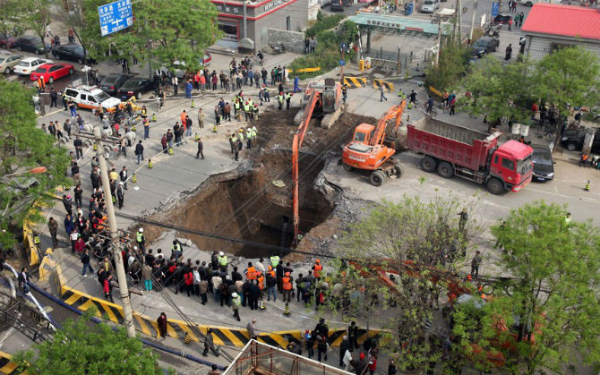 Tháng 4/2011, một chiếc xe tải đã bị rơi xuống hố khổng lồ giữa đường ở Fengtai, Bắc Kinh, Trung Quốc.
