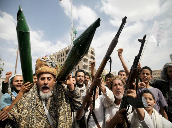 Lực lượng ủng hộ phe Houthi cầm súng và vác mô hình tên lửa trong một cuộc biểu tình phản đối Liên Hợp Quốc.