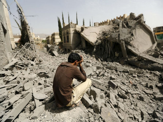 Các cuộc không kích của liên minh Ả-rập nhằm vào lực lượng Houthi ở Yemen kể từ cuối tháng ba với mục đích khôi phục quyền lực cho Tổng thống Abd-Rabbu Mansour Hadi.