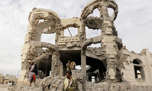 Các chiến binh Houthi canh gác bên ngoài tòa nhà của Ali Haidar - một chỉ huy của phe Houthi. Ngôi nhà bị phá hủy sau một cuộc không kích của liên minh Ả-rập.