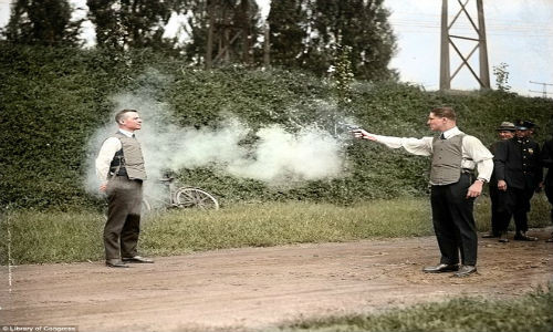 Cuộc thử nghiệm áo chống đạn vào ngày 13/9/1932 tại thủ đô Washington. Một trong hai người đàn ông tình nguyện mặc áo để người còn lại bắn vào mình. Ảnh: Thư viện Quốc hội Mỹ .