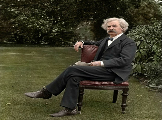 Nhà văn Samuel Langhorne Clemens, nổi tiếng với bút danh Mark Twain, thư giãn trong vườn nhà. Ảnh: Wikipedia
