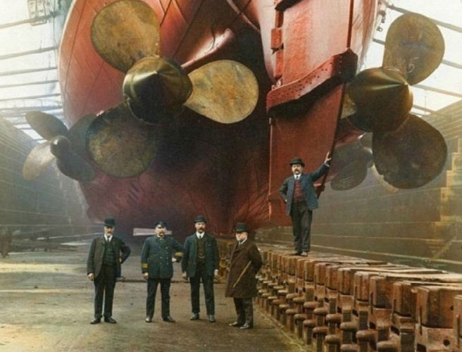 Các kỹ sư làm việc tại nhà máy đóng tàu Canada Dock ở Liverpool năm 1909. Phía trên họ là chân vịt khổng lồ của con tàu chạy động cơ hơi nước. Ảnh: Wikipedia