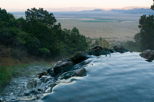 Top Ponds, Colorado - Top Ponds là tập hợp những hồ bơi nhỏ từ những suối nước nóng của Valley View ở khu vực Biệt thự Grove, Colorado. Được bao bọc bởi Orient Land Trust, du khách có thể tận hưởng làn nước ấm trong lành trong của bể bơi được tạo nên từ những loại đá tự nhiên này.