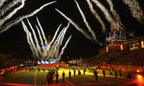 Buổi lễ khai mạc Liên hoan Quân nhạc quốc tế “Tháp Spasskaya” lần thứ 8 diễn ra hoành tráng. Các đội quân nhạc đến từ 14 quốc gia trên thế giới, trong đó có Trung Quốc, Hy Lạp, Nhật Bản, Tây Ban Nha và Anh tham dự sự kiện.