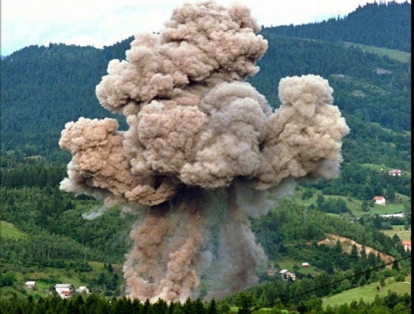 Hoạt động đầu tiên của NATO ở đất nước Bosnia và Herzegovina năm 1994-1995. Trong ảnh là cột khói bốc lên do quân đội NATO ném bom kho vũ khí đạn dược của Serbia ở thị trấn Pale thuộc cộng hòa Guinea, gần thủ đô Sarajevo của Bosnia và Herzegovina ngày 30/8/1995.