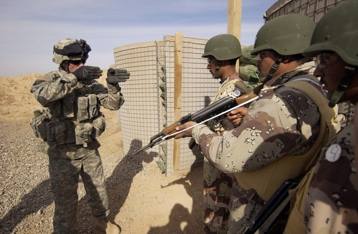 Nhiệm vụ huấn luyện của quân đội NATO ở Iraq bắt đầu vào năm 2005. Bức ảnh cho thấy 1 viên chỉ huy đang hướng dẫn các lính mới.