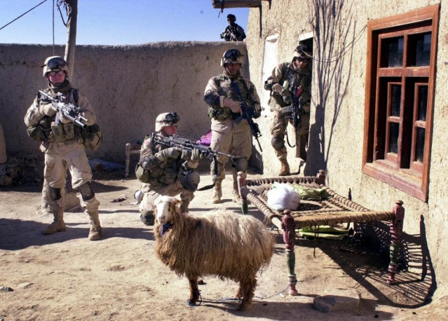 Trong hình các binh lính NATO đang lục soát 1 ngôi làng tại Afghanistan.