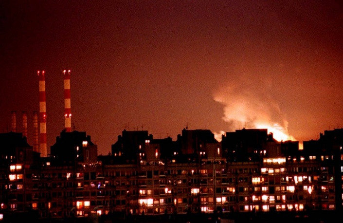 Trong hình là đám cháy lớn ở thủ đô Belgrade, Serbia.