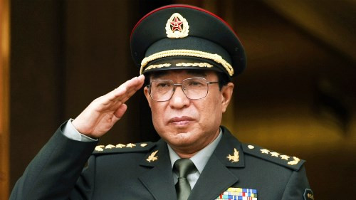 Vào tháng 3/2014, căn biệt thự rộng 2000 m2 của gia đình ông Từ tại trung tâm Bắc Kinh đã bị khám xét. Tại đây, các nhân viên điều tra phát hiện kho để tiền tại tầng hầm nhà Từ, với hơn một tấn tiền mặt, gồm Nhân dân tệ, USD và Euro. Ngoài ra còn có vô số đá quý và hàng trăm kg ngọc bích đắt tiền, cũng như các đồ cổ quý hiếm. (Ảnh: Reuters)