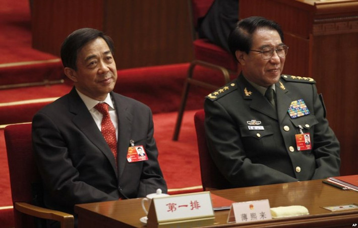 Tính đến nay, trong chiến dịch "đả hổ diệt ruồi", ông Từ (phải) là tướng cao cấp nhất của quân đội Trung Quốc (PLA) bị điều tra tham nhũng. Theo báo chí Trung Quốc, ông Từ Tài Hậu còn được cho là bệ đỡ cho Cốc Tuấn Sơn - nguyên là Phó chủ nhiệm Tổng cục Hậu cần PLA đã bị khởi tố hồi tháng 3/2014 với các tội danh tham nhũng, nhận hối lộ, lạm dụng công quỹ và chức quyền. (Ảnh: AP)