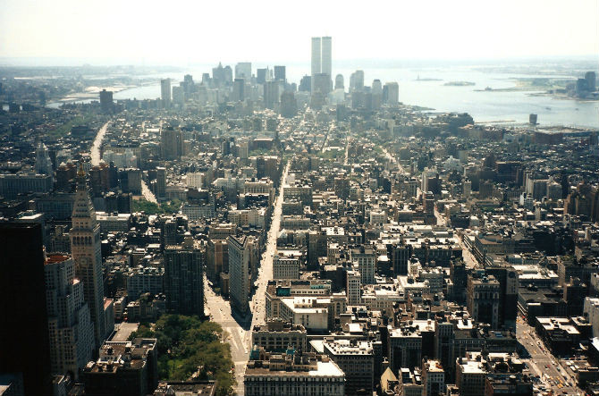 Khung cảnh quận Manhattan, trong đó có tòa tháp đôi trung tâm thương mại thế giới được nhìn từ tòa tháp Empire State ở New York, Mỹ.