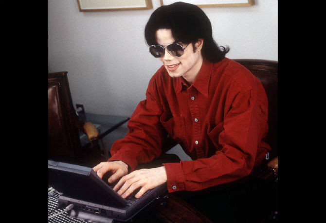 "Ông hoàng nhạc pop" Michael Jackson trong lần chat trực tuyến đầu tiên trả lời các câu hỏi của fan hâm mộ trên toàn thế giới qua chiếc máy tính notebook.