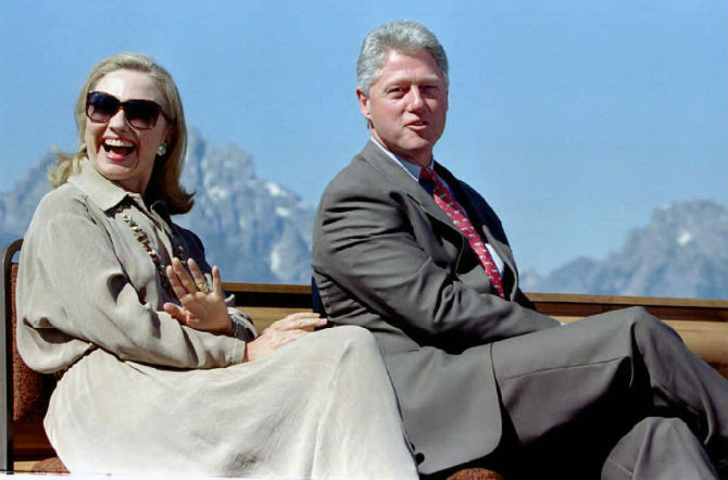 Cựu Tổng thống Mỹ Bill Clinton cùng vợ là cựu Ngoại trưởng Mỹ Hillary Clinton tham dự một buổi lễ kỷ niệm tại Vườn quốc gia Grand Teton ở Wyoming, Mỹ ngày 26/8/2015.