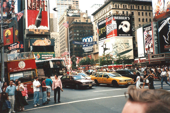 Quảng trường thời đại ở thành phố New York, Mỹ cách đây đúng 20 năm.
