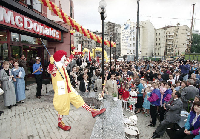 Buổi khai trương của nhà hàng McDonald ở Moscow, Nga, ngày 18/8/1995.